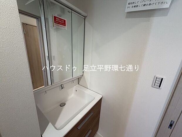 三面鏡付き洗面化粧台。収納も豊富で朝の身支度も快適です。