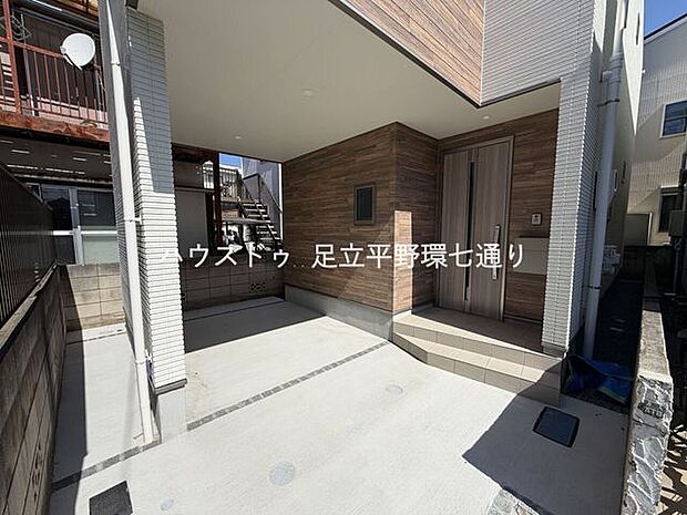 雨の日も安心のビルトイン車庫スペース。大切なお車を雨風から守ることができます。