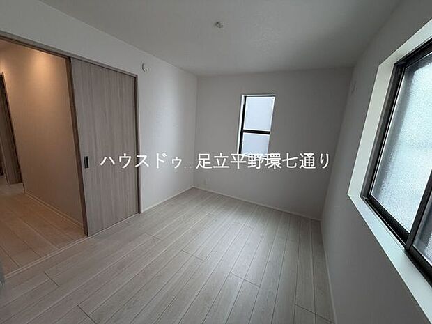 シンプルで使いやすい洋室。窓から自然光が入り、明るく快適な空間です。