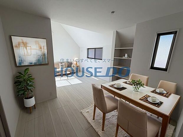 キッチン横には便利な可動棚収納付き。食品ストックや日用品の収納に便利なスペースです。