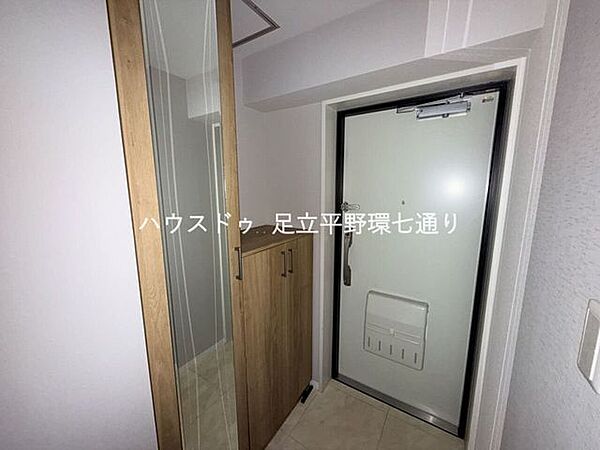 収納付きの玄関スペースでスッキリ整理整頓可能。すぐに気持ちよく生活を始められます。