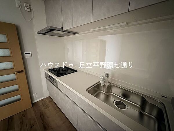 システムキッチン新規交換済。3口コンロ付きで調理効率も良く、使い勝手に優れた設備です。
