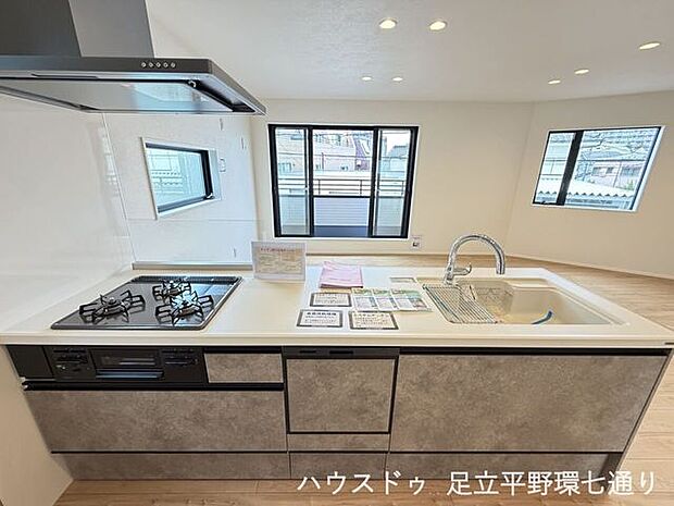 リビングを見渡せる対面式キッチン。家族との会話を楽しみながら料理や片付けができます。