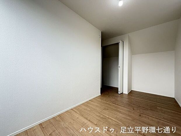 収納スペースを備えた洋室。居住スペースを広く使いやすく、衣類や日用品もすっきり整理できます。