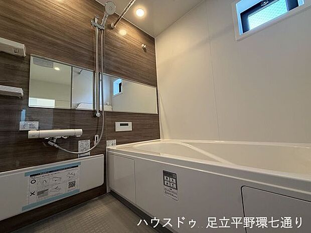 木目調パネルがアクセントの浴室。浴槽でゆったりくつろげ、窓付きで換気にも配慮されています。
