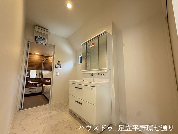 三面鏡付き洗面化粧台を備えた洗面室。鏡裏収納もあり、洗面用品や小物をすっきり整理できます。