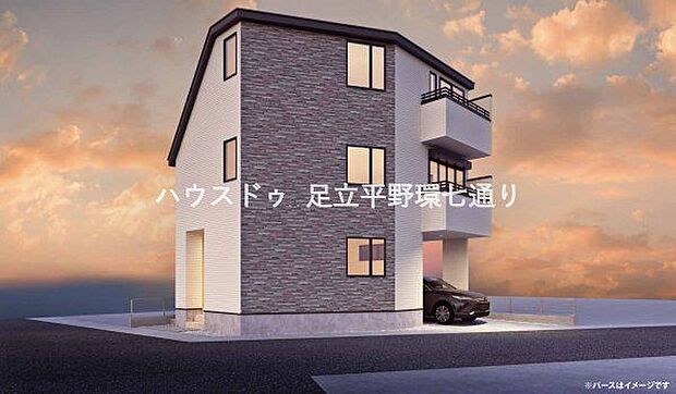 南側道路に面した開放感ある外観デザイン。スタイリッシュな外壁とバルコニー配置が印象的で、ビルトインガレージ付きの機能的な住まいです。