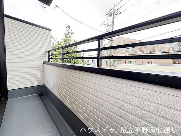 開放感のあるバルコニー。洗濯物を干すスペースとしてはもちろん、外の空気を感じられる空間です。
