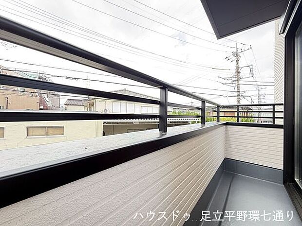 横幅のあるバルコニーで、複数の洗濯物も干しやすいゆとりあるスペースを確保しています。