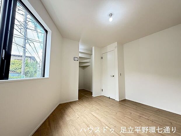 窓から自然光を取り込める洋室。収納スペースも備え、寝室や子ども部屋など幅広く活用できます。