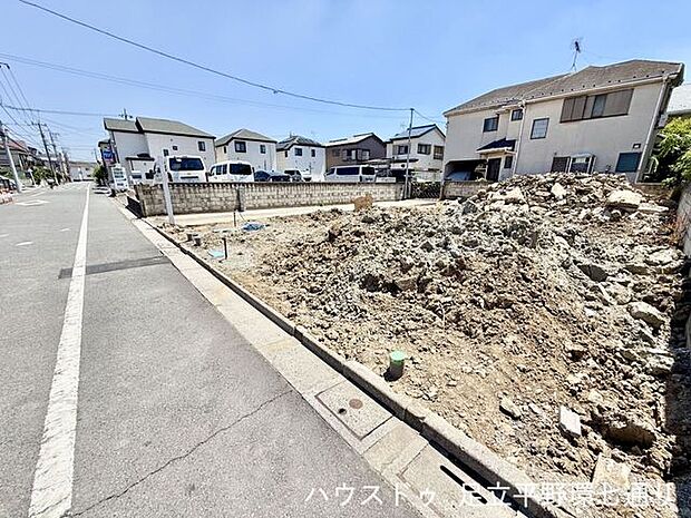 敷地内を広く見渡せる現地。建築前の今だからこそ、土地の形状や周辺状況を確認できます。