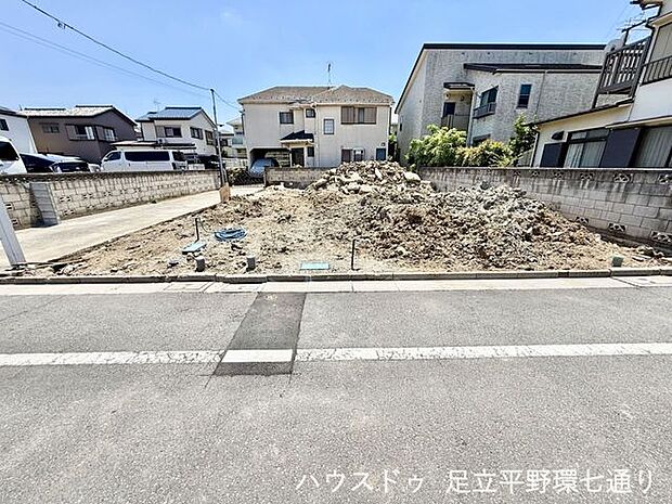 前面道路から敷地への出入りがしやすい立地。通勤や買い物など、車を利用するご家庭にも便利です。