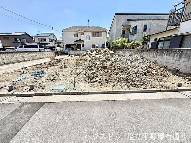 明るい陽射しが差し込む現地。間口にもゆとりが感じられ、開放感のある住まいづくりが期待できます。