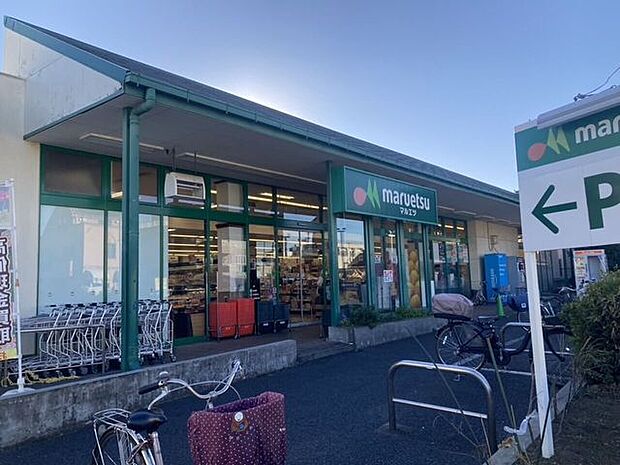 マルエツ 伊興4丁目店 880m