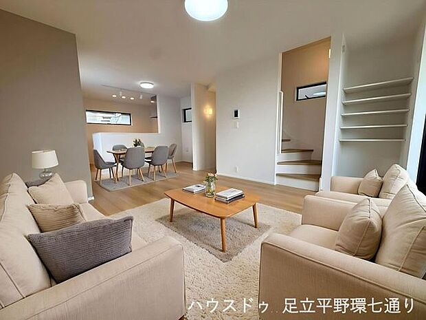 ゆとりある明るいLDK。家族が自然と集まり、のびのびと過ごせる空間です。※生成AIによるイメージです