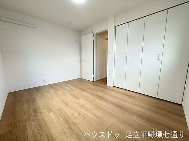 収納力のあるクローゼット付き洋室。衣類や荷物をまとめて整理できます。