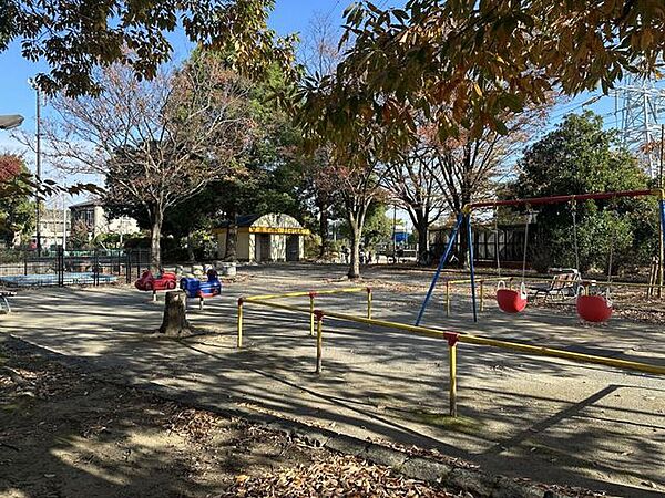 一ツ家第一公園緑が多く静かに過ごせる落ち着いた雰囲気が魅力。遊具と広場がバランスよく配置され、子ども連れでも安心。近隣住民の“ちょっと休憩”にも使いやすい公園です。 800m