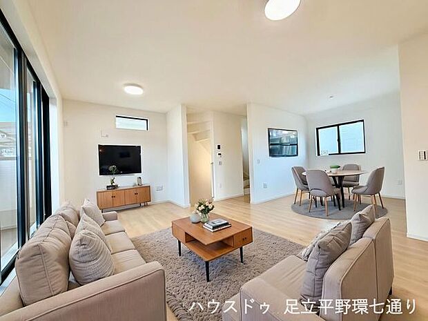 広々としたLDKは家具配置がしやすく、家族でゆったり過ごせる空間です。※生成AIによるイメージです