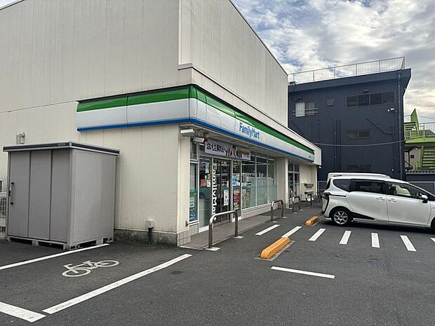 ファミリーマート 東保木間二丁目店静かな住宅街で立ち寄りやすく、日用品から中食までバランス良く揃う便利な店舗。ファミマカフェも充実し、日常使いに頼れるコンビニです。 360m