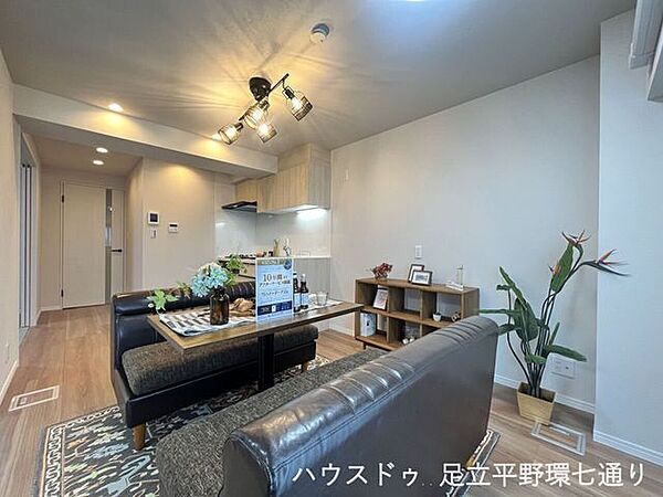 落ち着いた内装のリビングダイニング。家具を配置しやすく、くつろぎの時間を楽しめます。