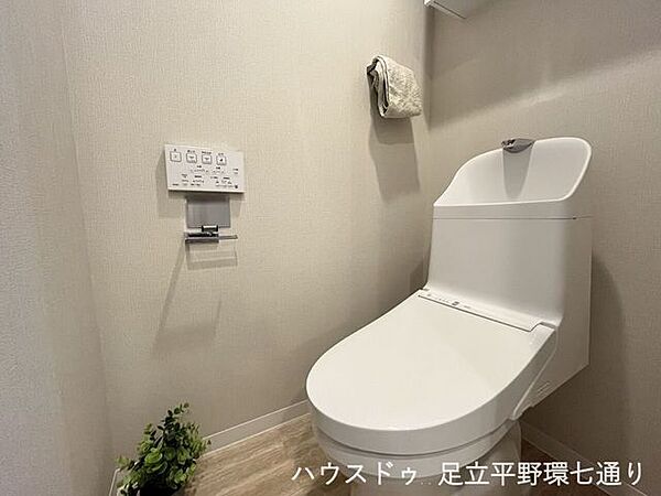 温水洗浄機能付きトイレ。清潔感のある落ち着いた空間で、快適に使用できます。