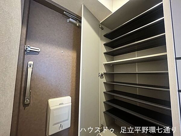 収納力のあるシューズボックスを備え、玄関まわりをすっきり整理できます。