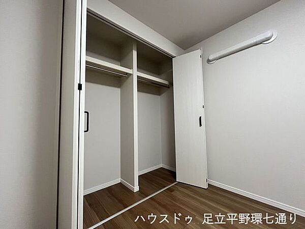 奥行きのあるクローゼット。衣類を掛けて収納でき、季節物の整理にも便利です。
