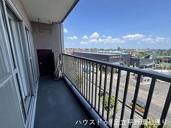 開放感のあるバルコニー。青空と街並みを望み、洗濯物も気持ちよく干せます。