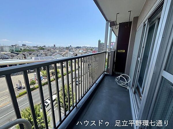 視界が大きく開けたバルコニー。晴れた日には爽やかな眺望を楽しめます。
