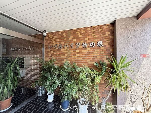 重厚感のあるレンガ調のエントランスが印象的。植栽も整い、落ち着いた雰囲気で来客時の印象も良好です。