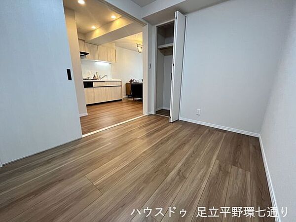 LDKと続き間で使える洋室。扉を開放すれば、より広々とした空間として利用できます。