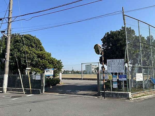 平野運動場広いグラウンドで野球やサッカーなど多目的に使えるスポーツ施設。照明設備もあり、地域チームの練習にも最適。誰でも気軽に利用できる“地域のスポーツ拠点”です。 590m