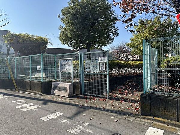足立区平野ゲートボール場広々とした専用コートで本格的にプレーできる環境が魅力。地域の高齢者交流の場としても活発で、気軽に参加できる“集いと健康づくり”のスポットです。 500m