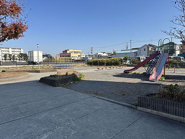 平野三丁目団地公園団地の中にありながら広場の開放感が心地よい公園。遊具もあり小さな子どもが遊びやすく、ベンチで休憩もしやすい“住民に愛される日常の憩いスポット”です。 670m