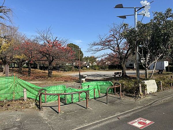 足立区立平野さくら公園季節の桜が楽しめる癒しの公園。広い遊具エリアと開放的な広場があり、子どもから大人までゆったり過ごせる地域に人気の憩いスポットです。 490m