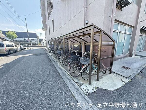 屋根付き駐輪場を完備し、雨の日でも大切な自転車をしっかり保護。日常使いに便利な設備です。