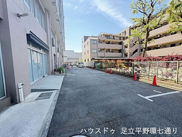 建物裏手にはゆとりある共用スペースを確保。駐輪・バイク置場も整備され、生活動線もスムーズです。