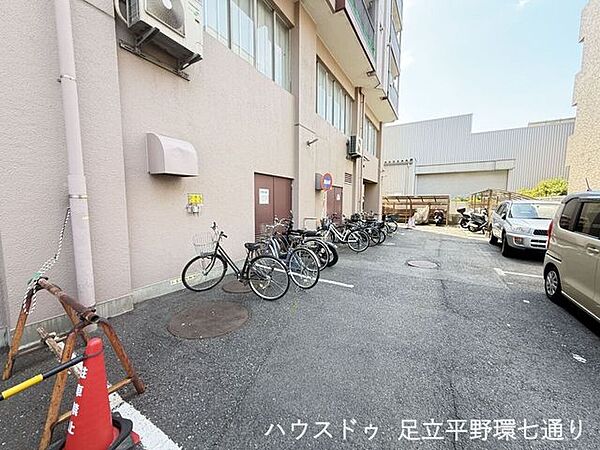 駐輪場は屋根付きで雨の日も安心。整理されたスペースで使い勝手の良さが魅力です。