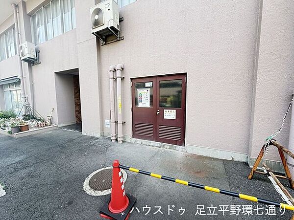 駐輪場や共用スペースがゆとりをもって配置されており、日々の出入りや利用がしやすい快適な住環境です。