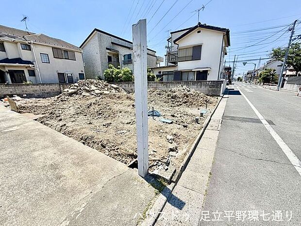 隣地との位置関係や周辺環境を確認できる一枚。住宅街ならではの落ち着いた雰囲気が魅力です。