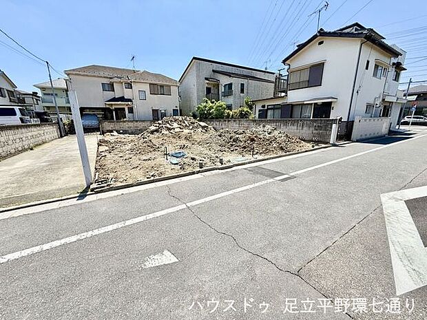 道路に面した開放的な敷地。日当たりや風通しを取り入れた、明るい住まいが期待できます。