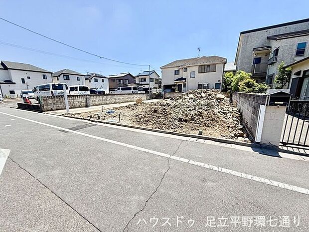 陽当たりの良い開放的な現地。前面道路との高低差が少なく、車の出入りもしやすい立地です。