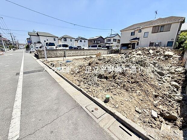 ゆとりある敷地で、建築プランの幅も広がる魅力の売地。周辺は戸建てが並ぶ落ち着いた住宅街で、穏やかな暮らしが叶います。