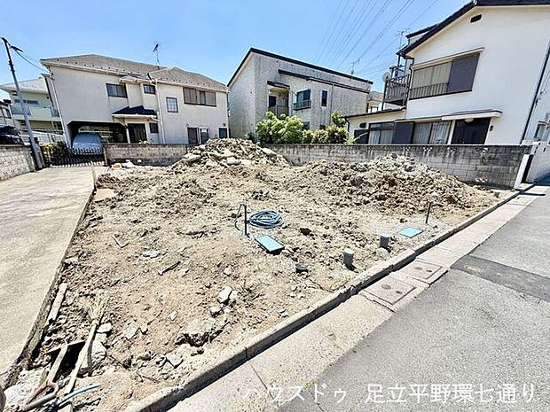 角度を変えて敷地全体を確認できる現地写真。周辺の道路状況や住宅街の雰囲気も分かります。