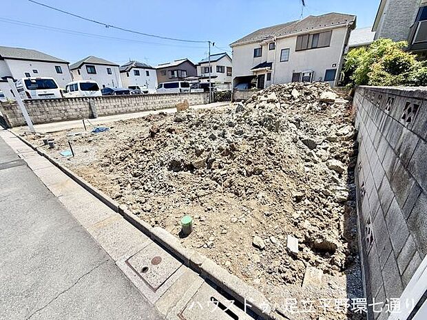 敷地の奥行きが確認できる現地写真。居住空間と駐車スペースを分けたプランにも対応しやすい形状です。