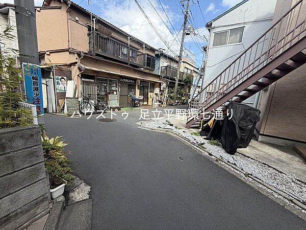 周辺は戸建や低層住宅が立ち並ぶ閑静な住宅街。静かで落ち着いた暮らしが叶います。