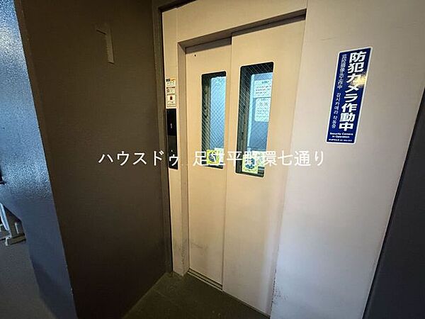 エレベーター完備で、重い荷物の移動もスムーズに行えます。