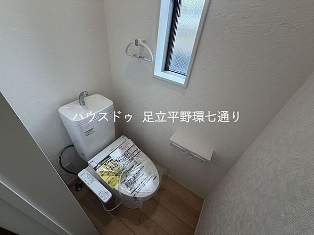 窓付きトイレで明るく清潔感のある空間。換気もしやすく快適にご利用いただけます。