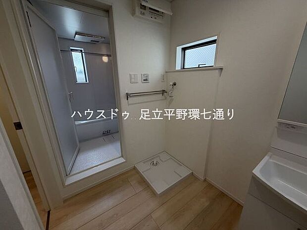 洗濯機置場も確保された機能的な洗面室。動線が良く家事効率もアップします。