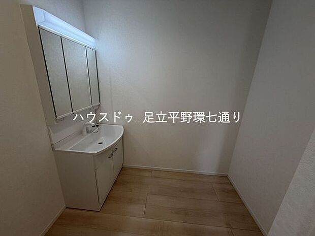 ゆとりある洗面スペースで朝の身支度も快適。収納付きでスッキリ使えます。